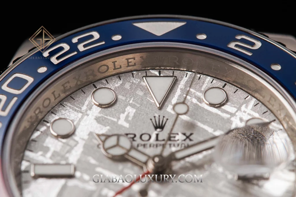 Rolex 116619LB và 126719BLRO: hai mẫu vàng trắng: mặt số thiên thạch và kim GMT 24 giờ