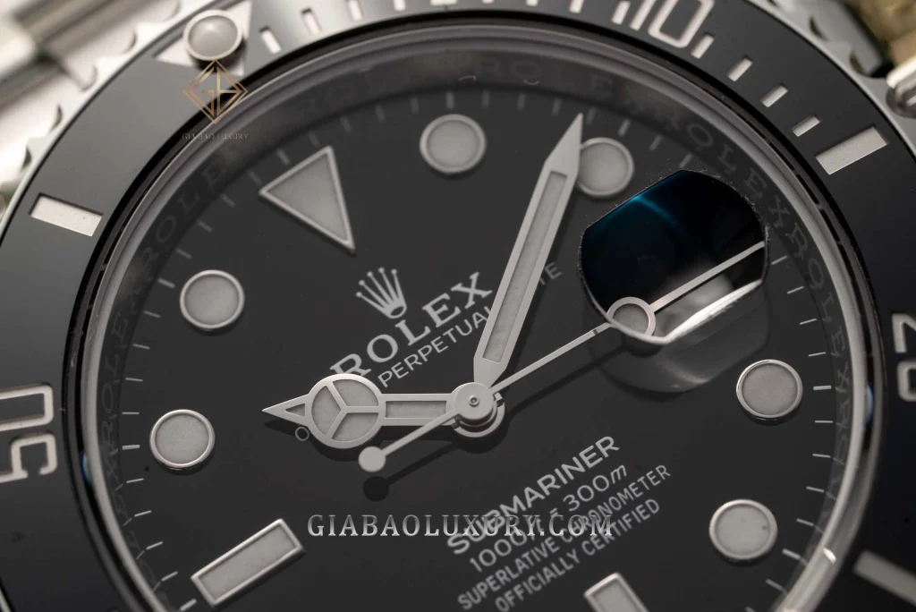 Rolex Submariner 126610LN và Panerai Submersible PAM00973: mặt số và kính Cyclops của Rolex Submariner 126610LN