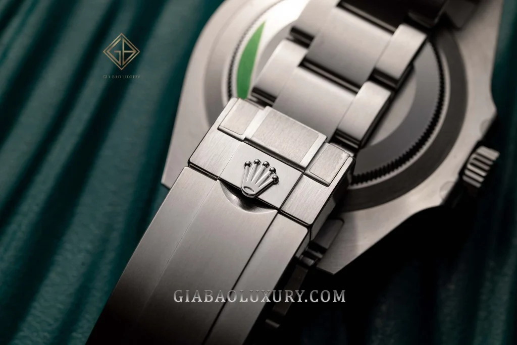 Rolex Submariner 126610LN và Panerai Submersible PAM00973: khóa và dây Oyster của Rolex Submariner