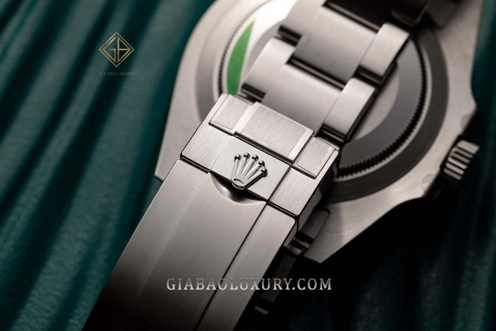 Rolex Submariner 126610LN và Panerai Submersible PAM00973: khóa và dây Oyster của Rolex Submariner