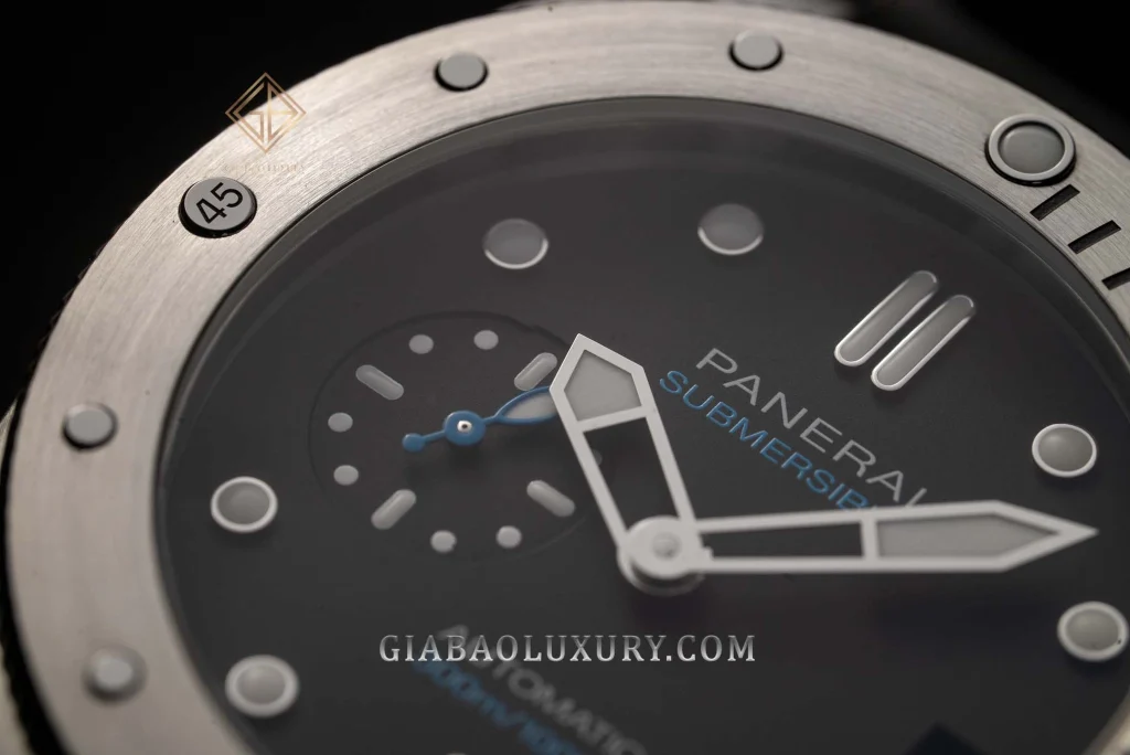 Rolex Submariner 126610LN và Panerai Submersible PAM00973: cọc giờ và bezel của Panerai Submersible PAM00973