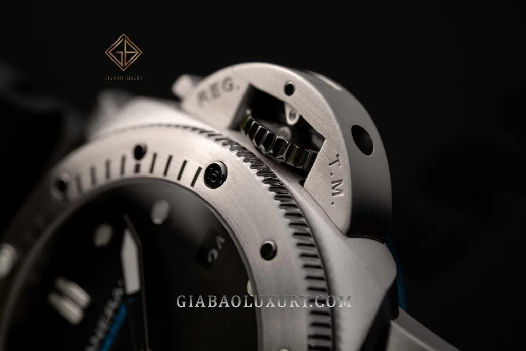 Rolex Submariner 126610LN và Panerai Submersible PAM00973: cầu bảo vệ núm đặc trưng trên Panerai Submersible
