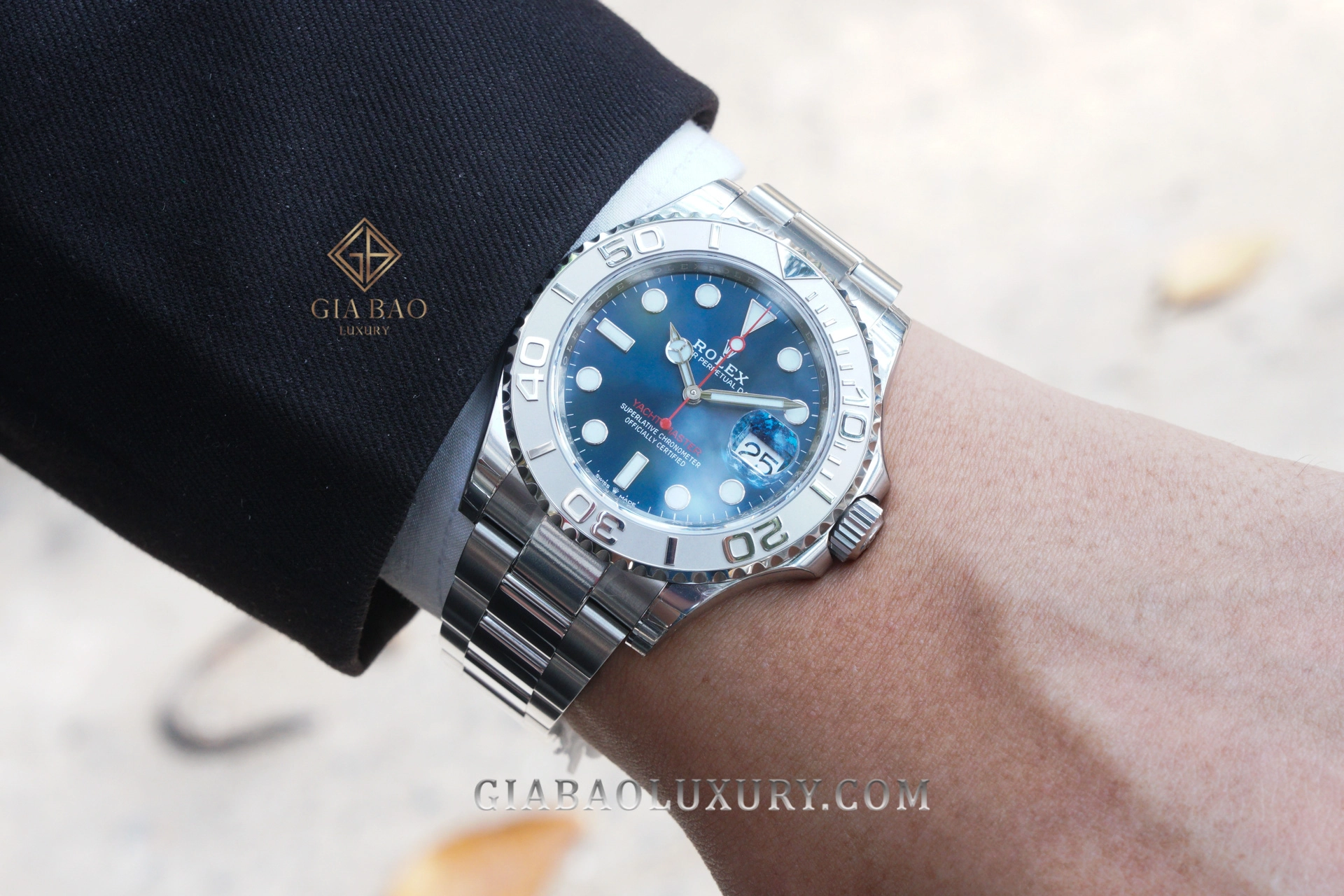 Rolex Yacht-Master 126622 và 116622: Yacht-Master 40 mặt xanh trên cổ tay