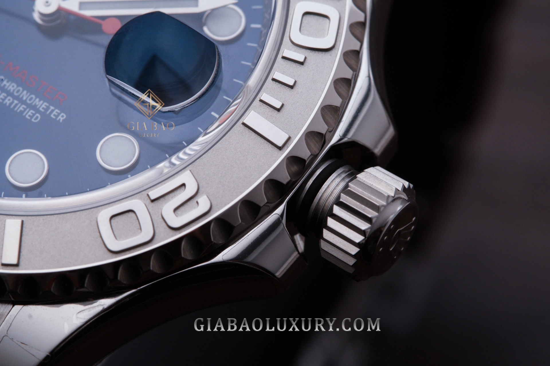 Rolex Yacht-Master 126622 và 116622: núm Triplock và vành platinum nổi số
