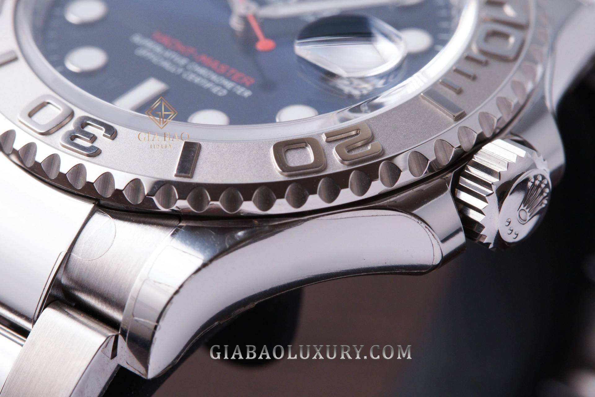 Rolex Yacht-Master 126622 và 116622: bề mặt mờ cùng chữ số đánh bóng trên vành platinum