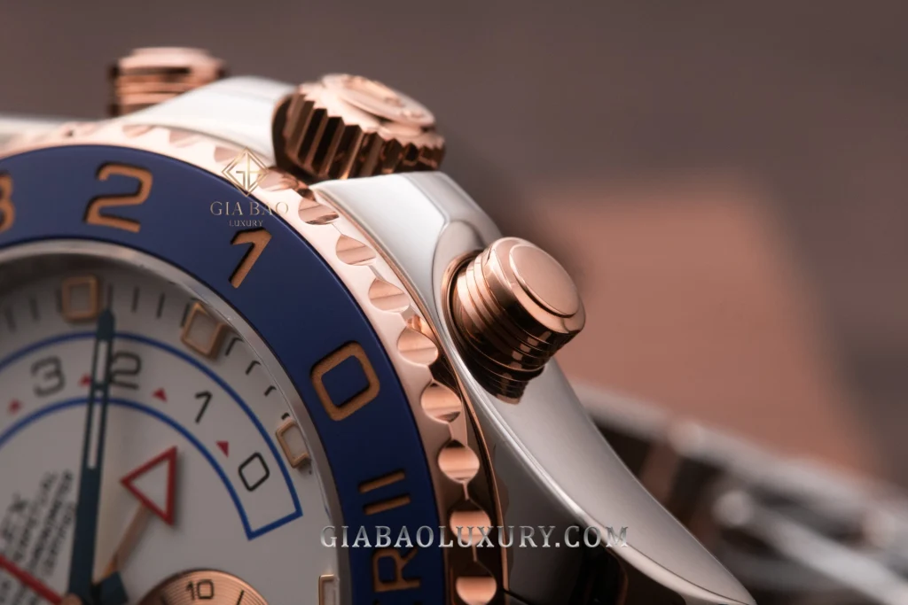 Rolex Yacht-Master II 116681: cơ cấu đếm ngược: nút chronograph, núm Triplock và cạnh vỏ Rolesor Everose