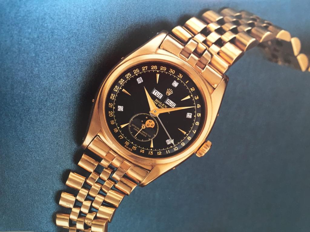 Cận cảnh đồng hồ Rolex ref. 6062 "vua Bảo Đại" với vành bezel vàng nguyên khối