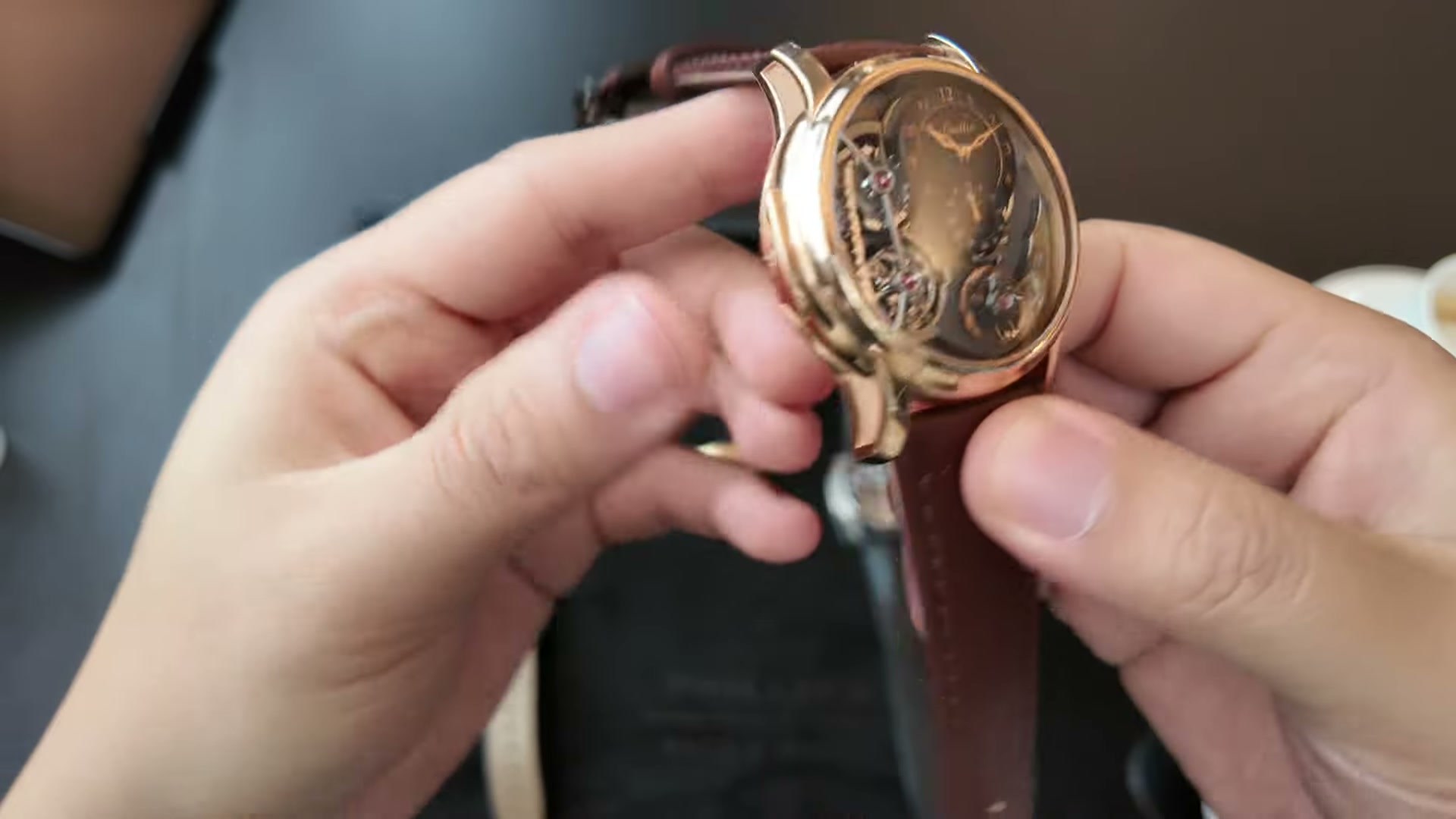 Cạnh vỏ Logical One và nút lên cót