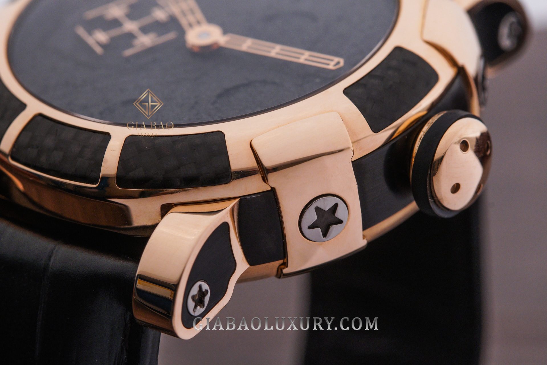 Romain Jerome Moon-DNA Gold Mood Black: cấu trúc vỏ 46 mm và núm chỉnh giờ