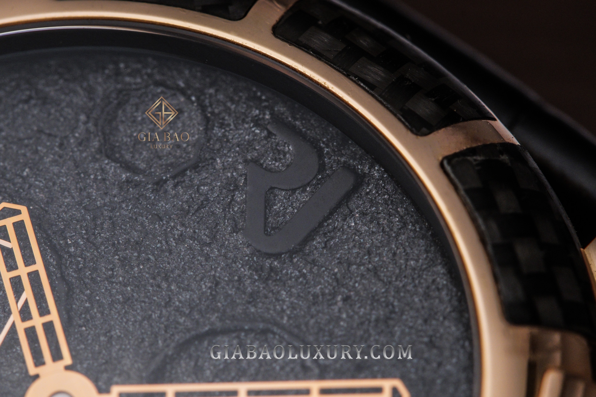 Romain Jerome Moon-DNA Gold Mood Black: mặt số khoáng chất màu đen theo hồ sơ thương hiệu