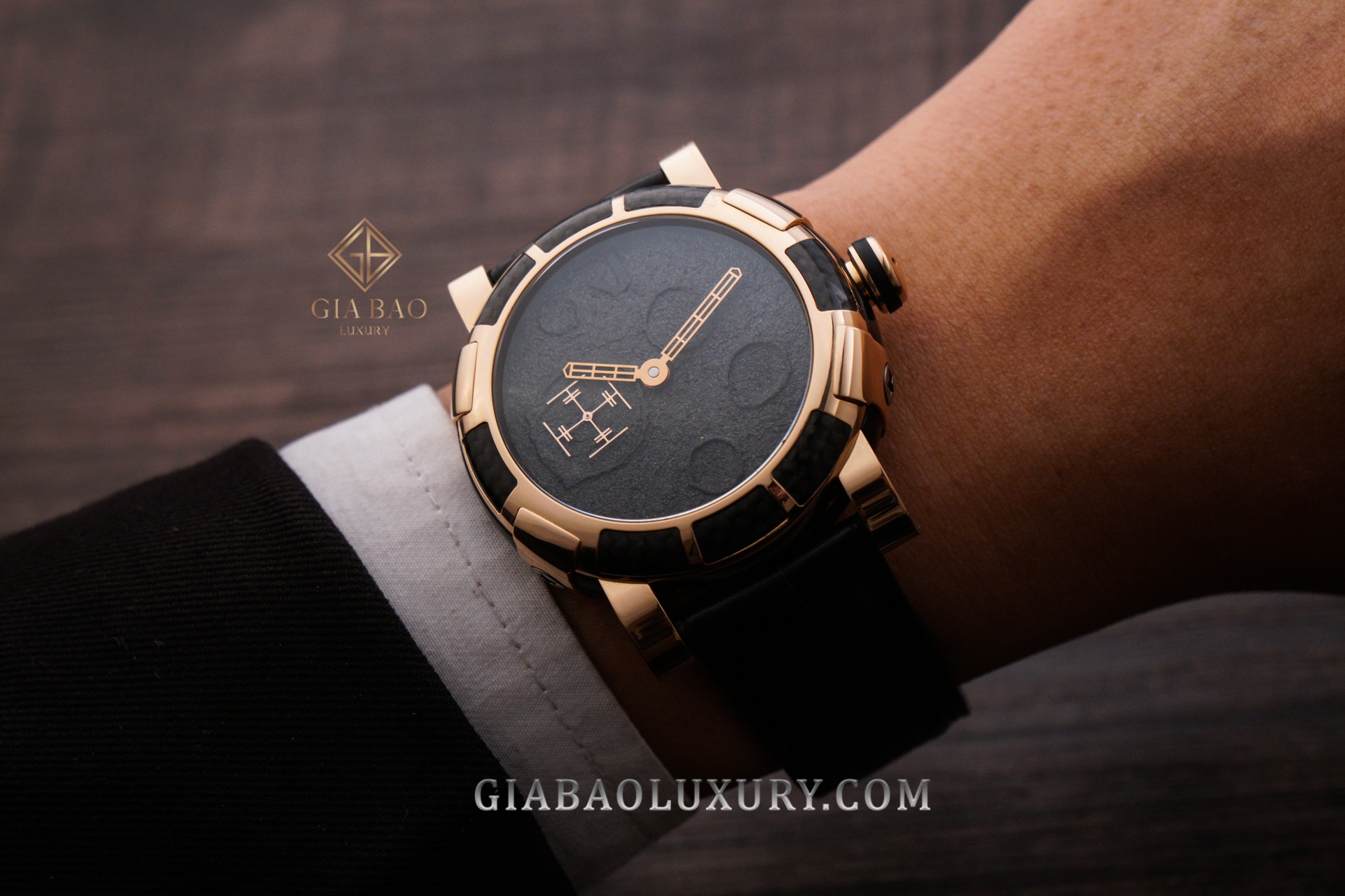 Romain Jerome Moon-DNA Gold Mood Black: tỷ lệ đồng hồ khi lên cổ tay