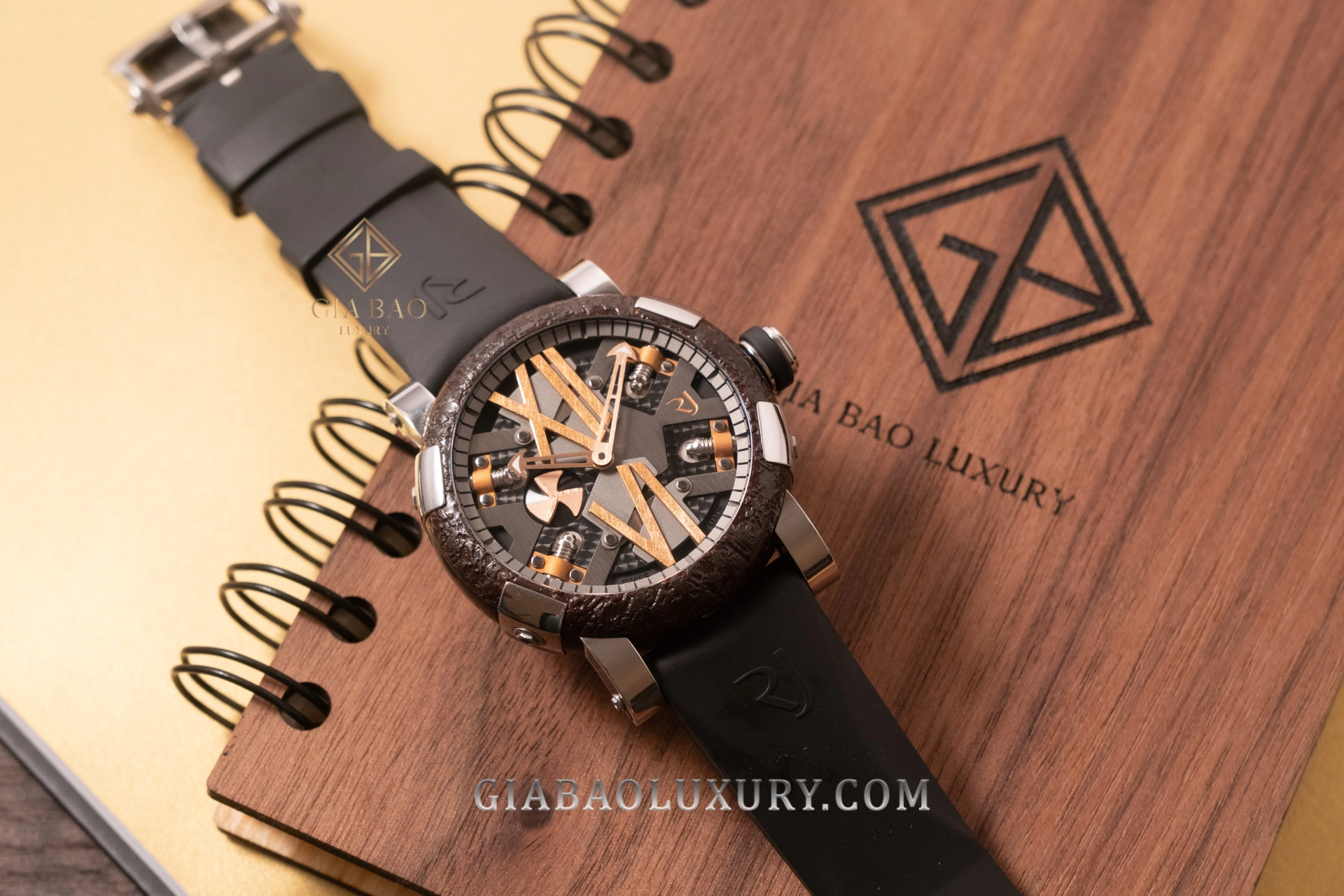 Romain Jerome Steampunk 46 Japan Edition: Romain Jerome Steampunk 46 Japan Edition nhìn toàn cảnh