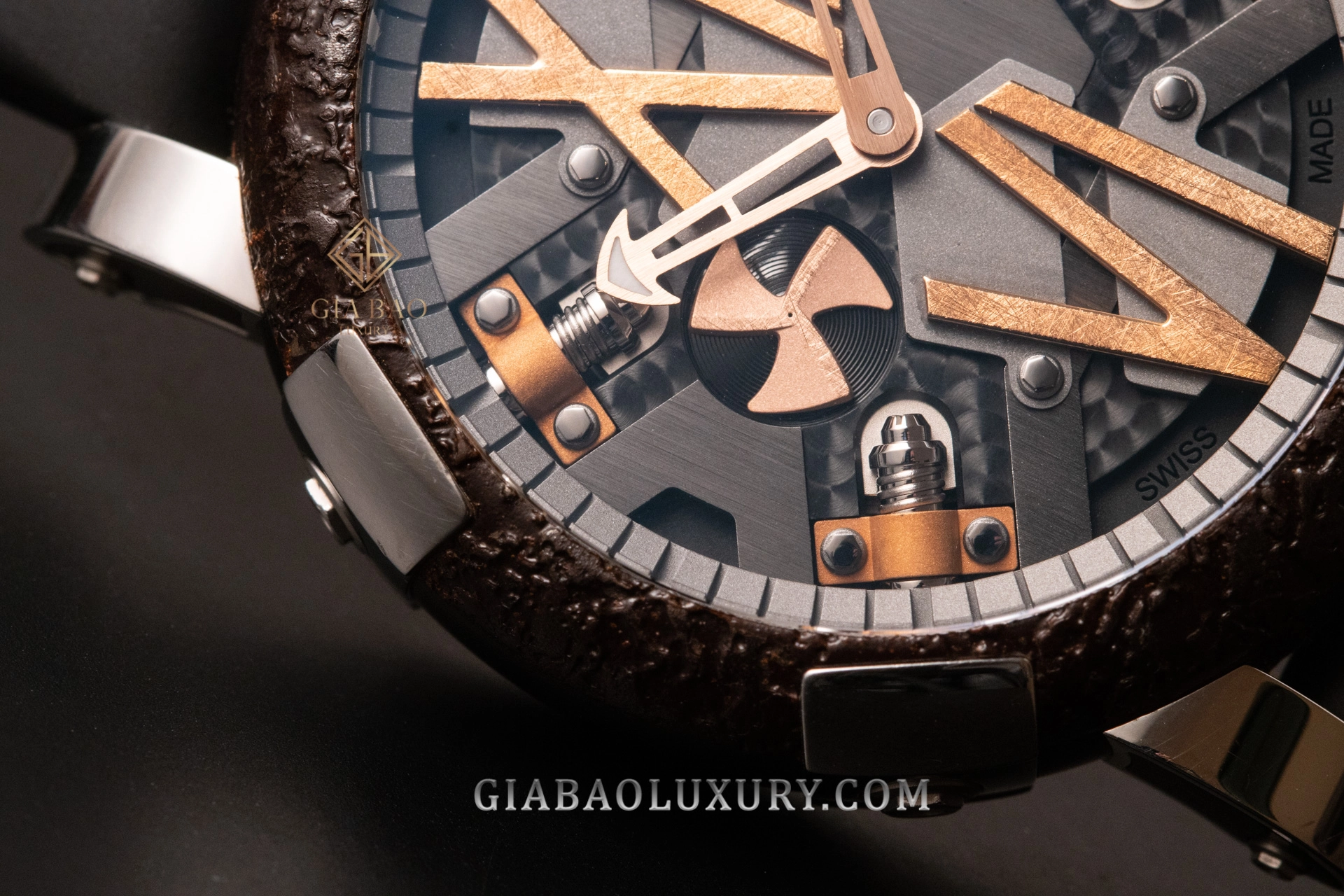 Romain Jerome Steampunk 46 Japan Edition: vành thép gỉ ổn định và các chi tiết đồng trên mặt số