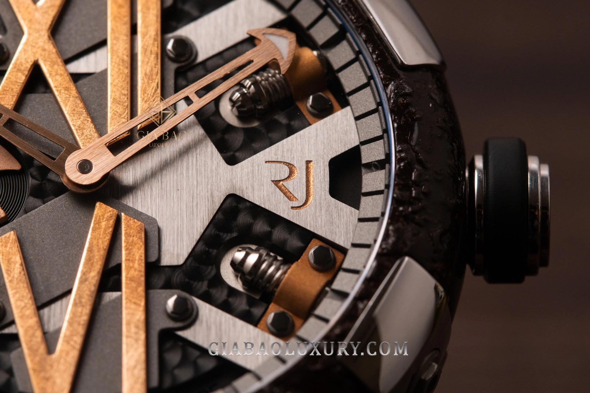Romain Jerome Steampunk 46 Japan Edition: cụm trang trí dạng piston và logo RJ