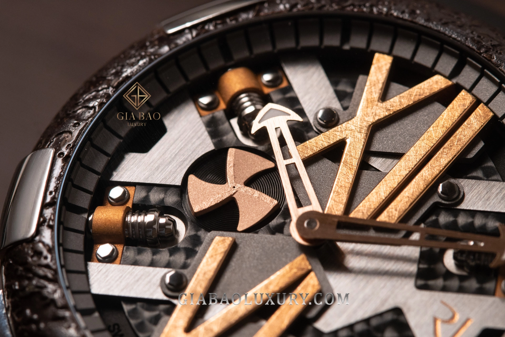 Romain Jerome Steampunk 46 Japan Edition: kim giây hình chân vịt cùng số La Mã cỡ lớn
