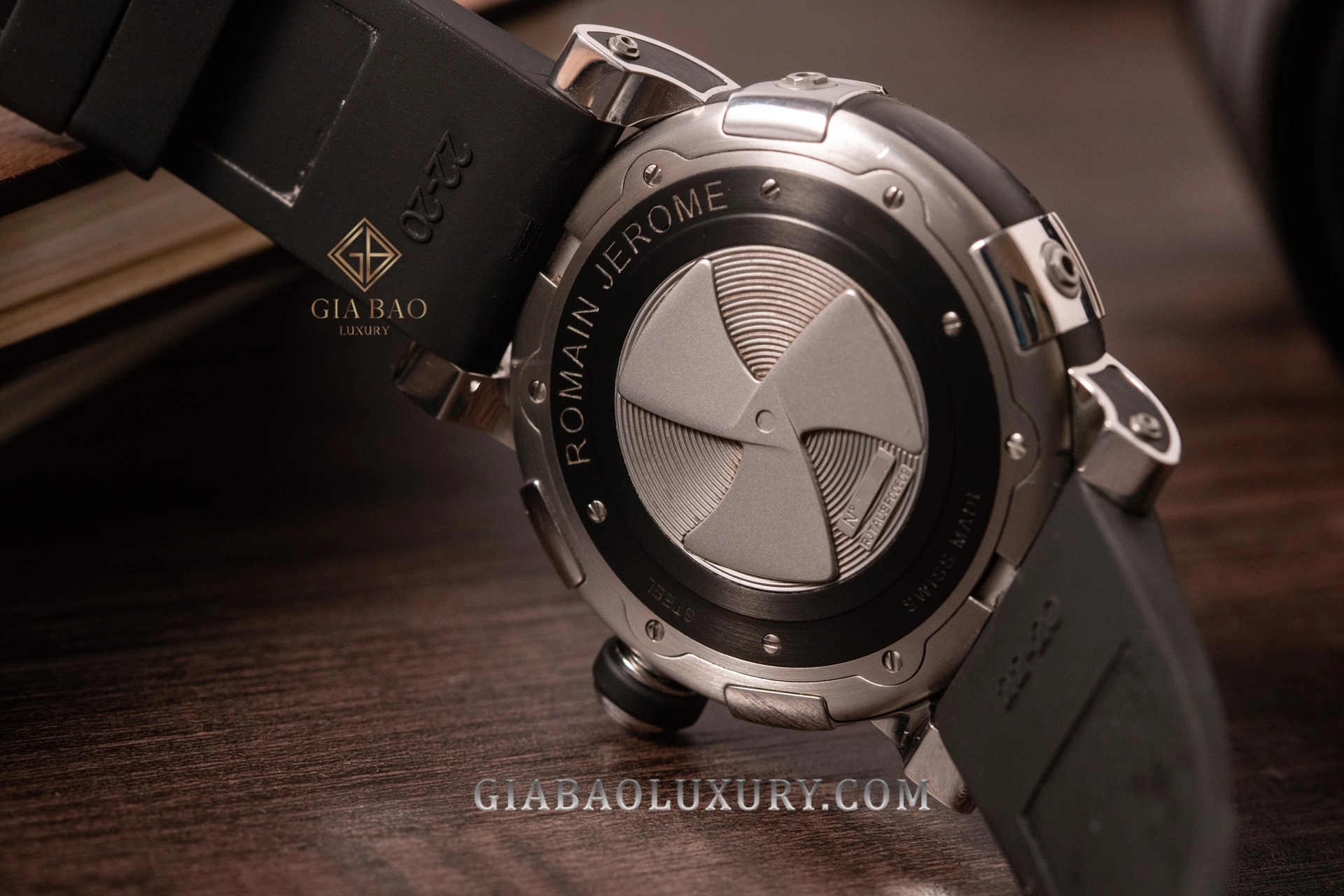 Romain Jerome Steampunk 46 Japan Edition: đáy kín khắc chân vịt của Steampunk 46