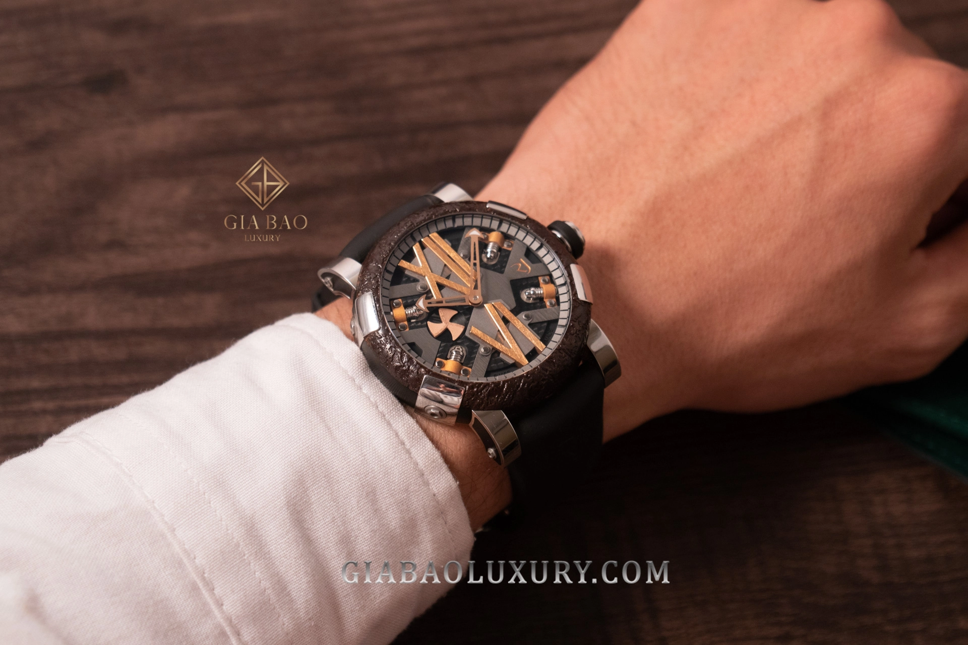Romain Jerome Steampunk 46 Japan Edition: tỷ lệ vỏ 46 mm trên cổ tay