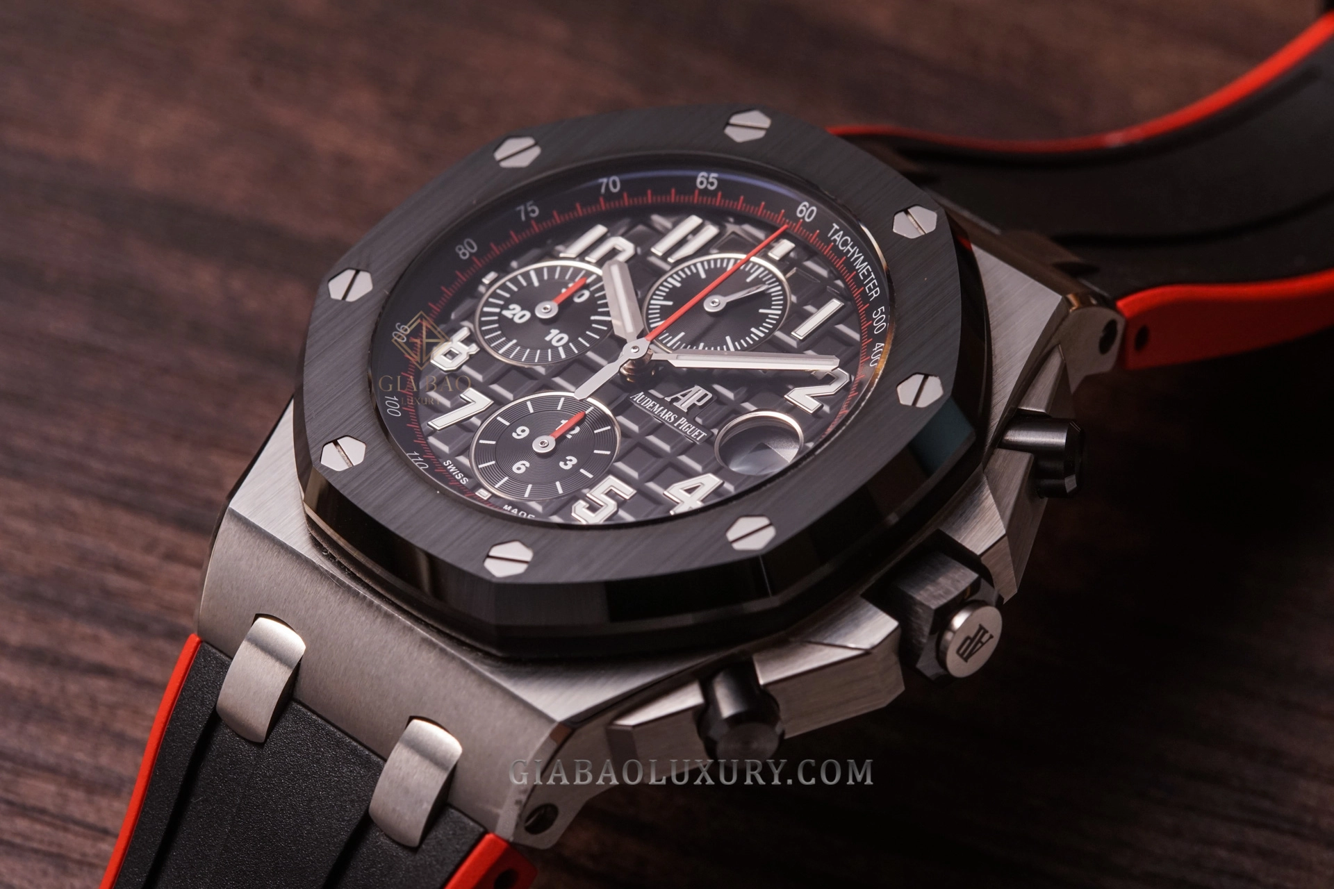 Royal Oak và Royal Oak Offshore: lịch sử, thiết kế và kỹ thuật: Royal Oak với tỷ lệ vỏ mỏng và mặt Grande Tapisserie