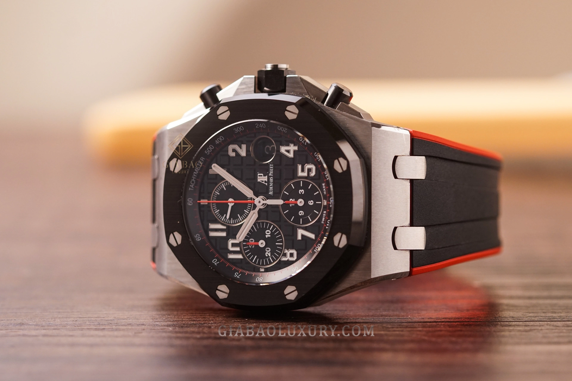 Royal Oak và Royal Oak Offshore: lịch sử, thiết kế và kỹ thuật: Royal Oak Offshore với nút chronograph cỡ lớn
