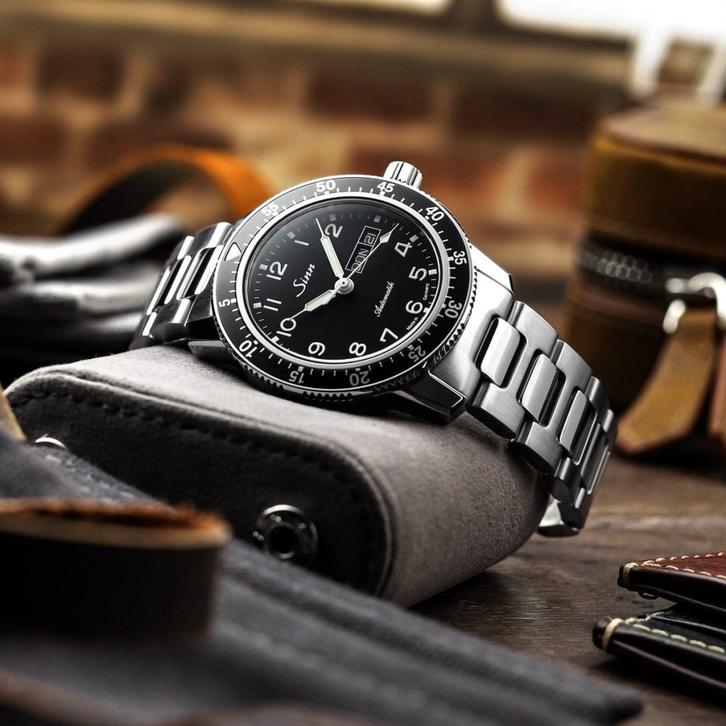 Sinn 104 với bezel xoay và mặt số kiểu đồng hồ công cụ