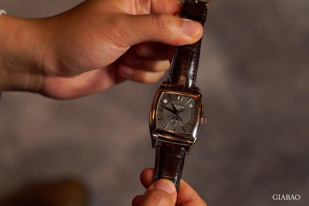 Patek Philippe Gondolo 5135G cầm trên tay