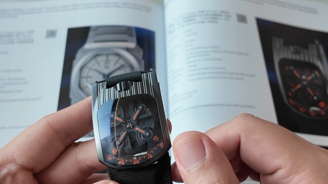 Urwerk UR-103T Mexican Fireleg nhìn chính diện với bốn vệ tinh giờ