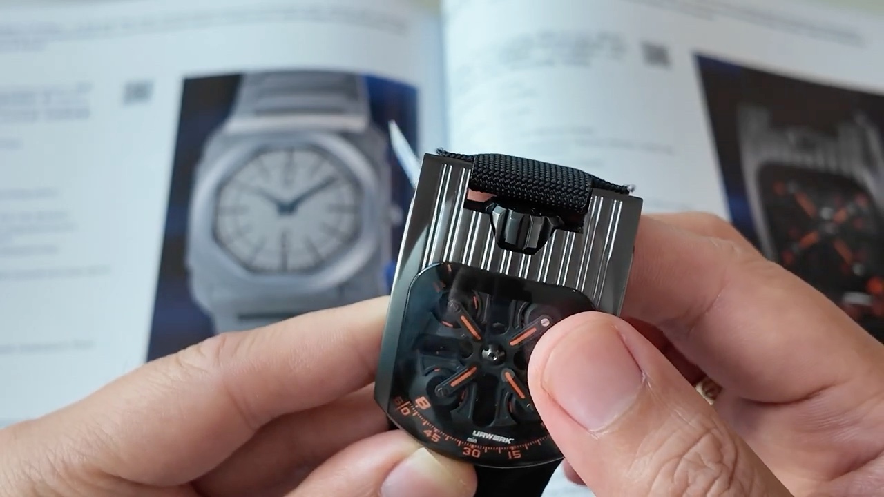 Cận cảnh giá vệ tinh và khớp Geneva của Urwerk UR-103T