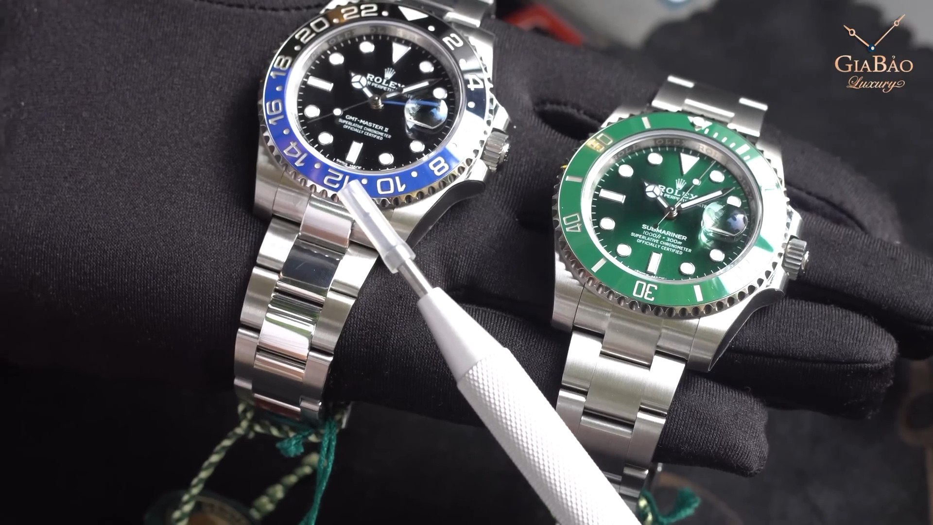 Gia Bảo thao tác vành bezel một chiều của Rolex Submariner 116610LV