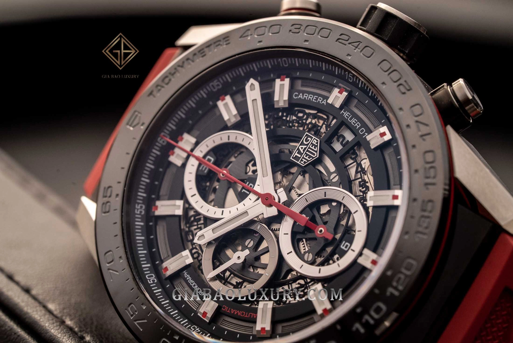 TAG Heuer Carrera Heuer 01: cấu trúc 45 mm: Mặt số skeleton và ba bộ đếm chronograph
