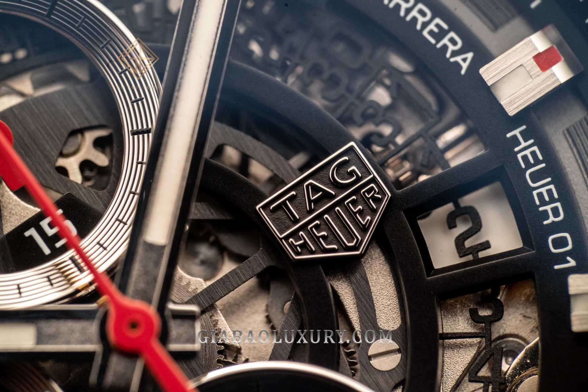 TAG Heuer Carrera Heuer 01: cấu trúc 45 mm: Nút bấm chronograph và núm chỉnh giờ