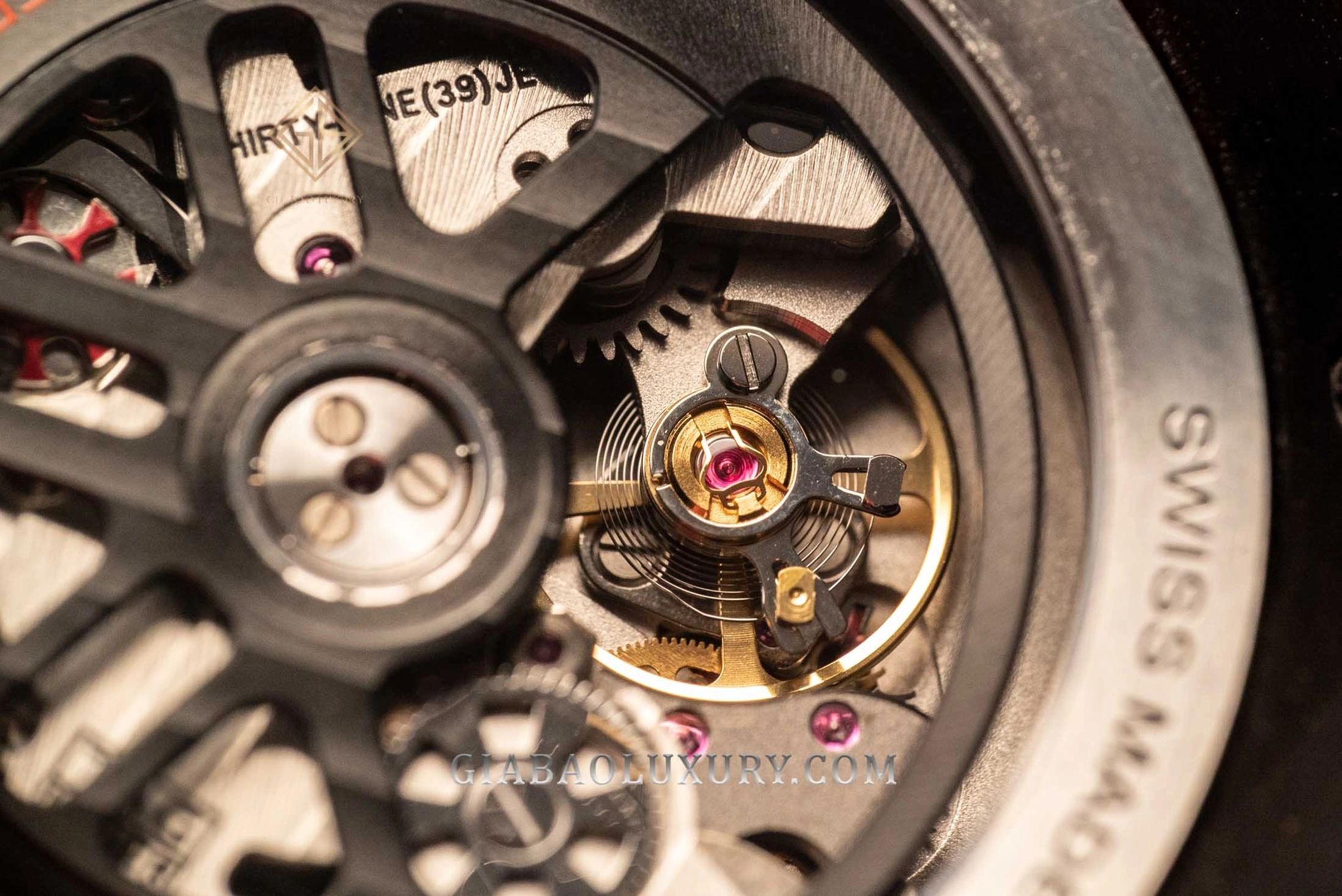 TAG Heuer Carrera Heuer 01: cấu trúc 45 mm: Calibre Heuer 01 nhìn qua đáy sapphire