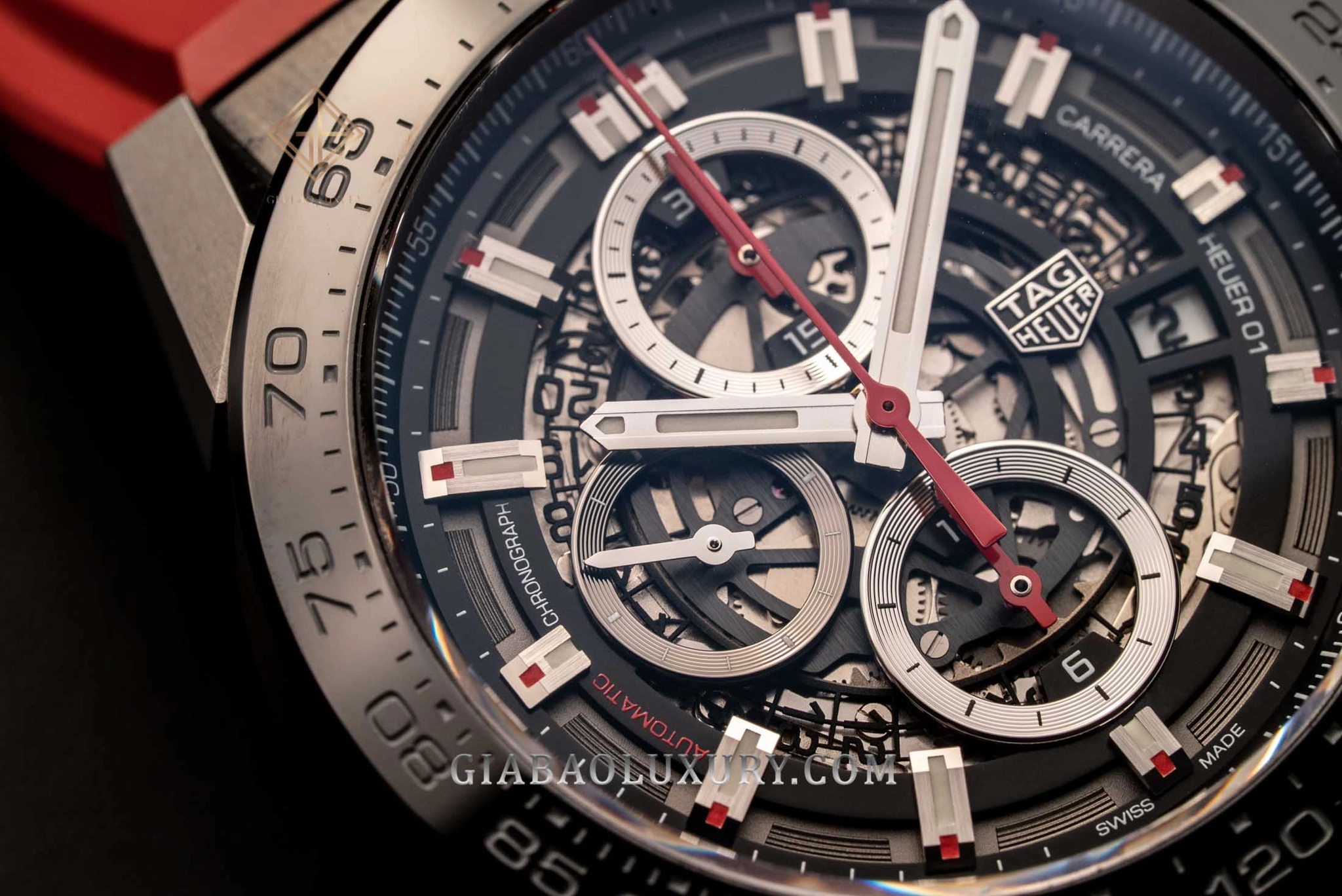 TAG Heuer Carrera Heuer 01: cấu trúc 45 mm: Dây cao su và khóa gập của Carrera Heuer 01