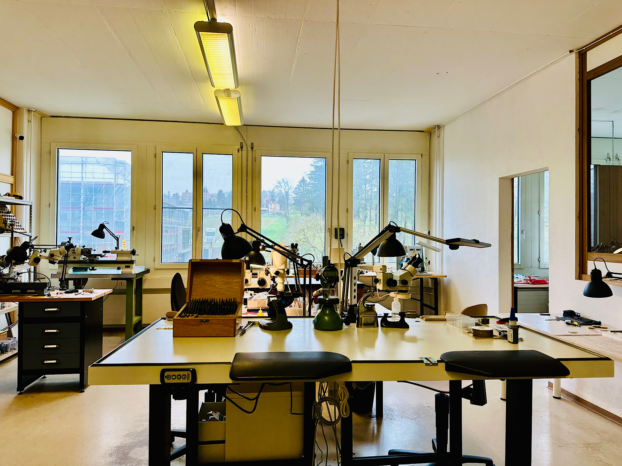 Không gian bàn làm việc tại atelier Torsti Laine