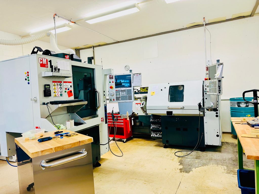 Khu máy CNC trong atelier Torsti Laine