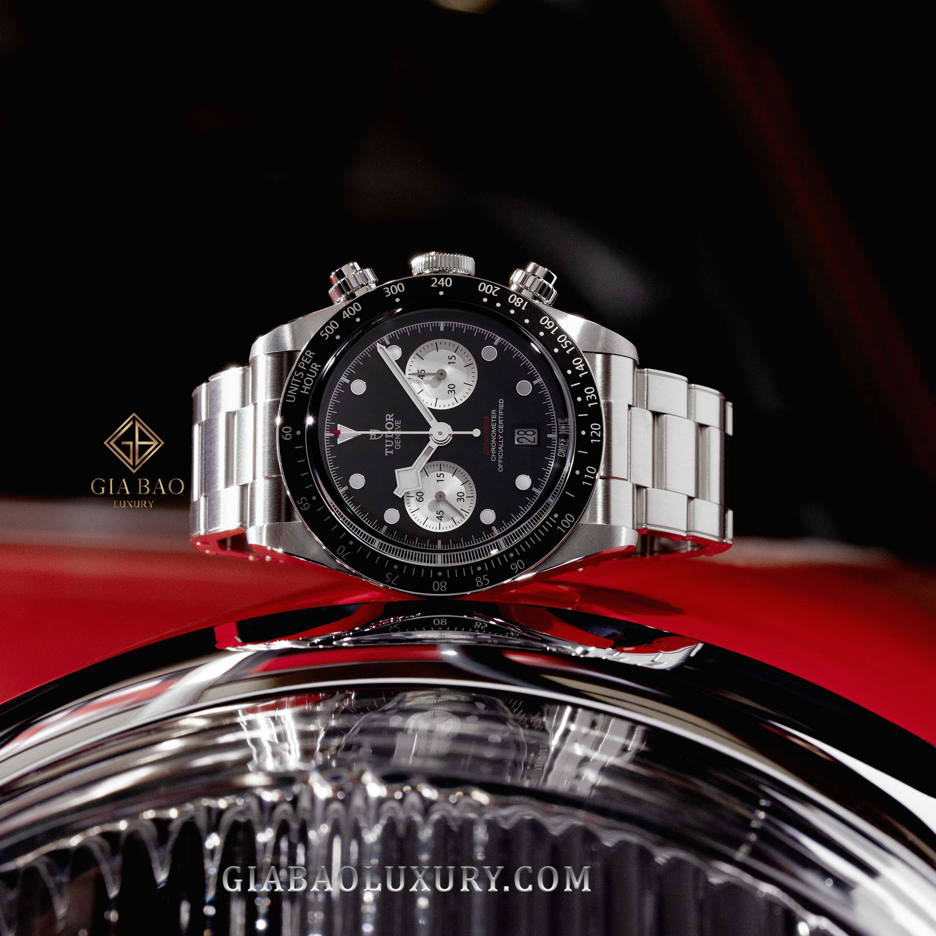 Cận cảnh mặt số Tudor Black Bay Chrono 79360N reverse Panda