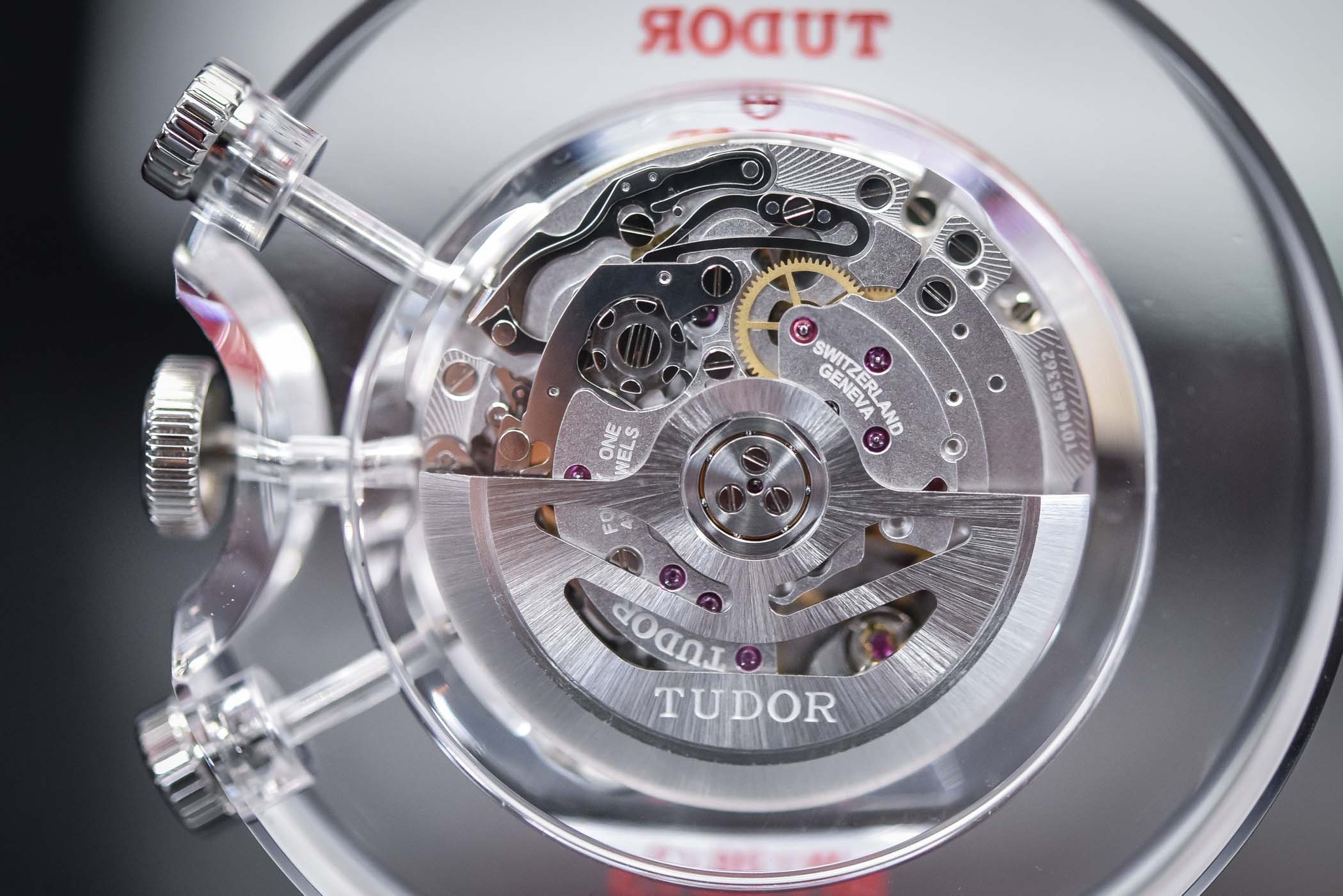 Calibre chronograph Tudor MT5813 trưng bày ngoài vỏ