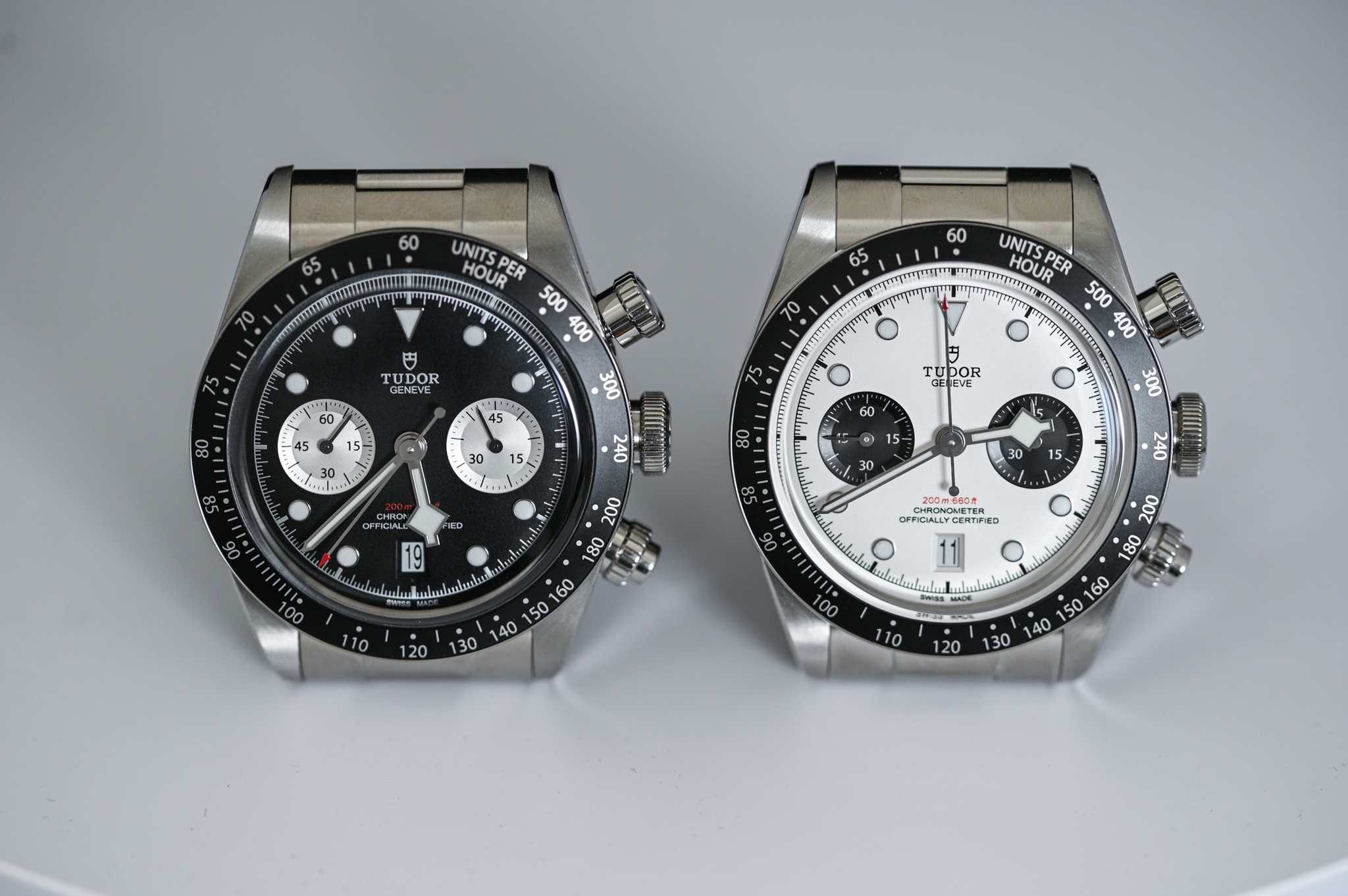 Hai Tudor Black Bay Chrono Panda và reverse Panda đặt cạnh nhau