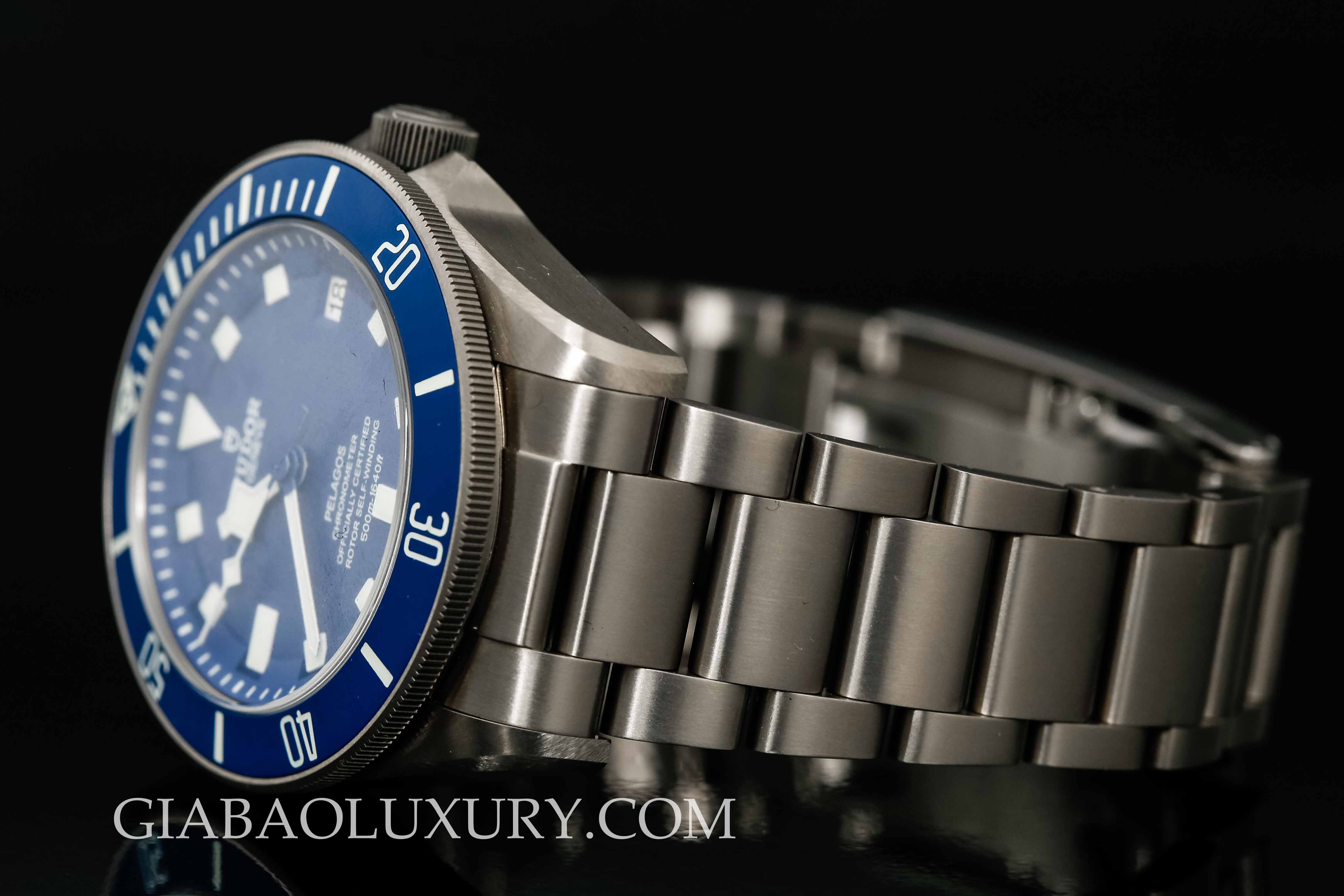 Tudor Pelagos Ref. 25600TB mặt số và bezel xanh