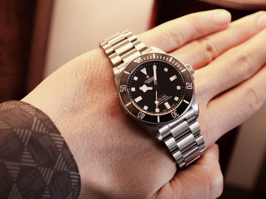 Tudor Pelagos 39 trên cổ tay cho thấy tỷ lệ vỏ và dây titan