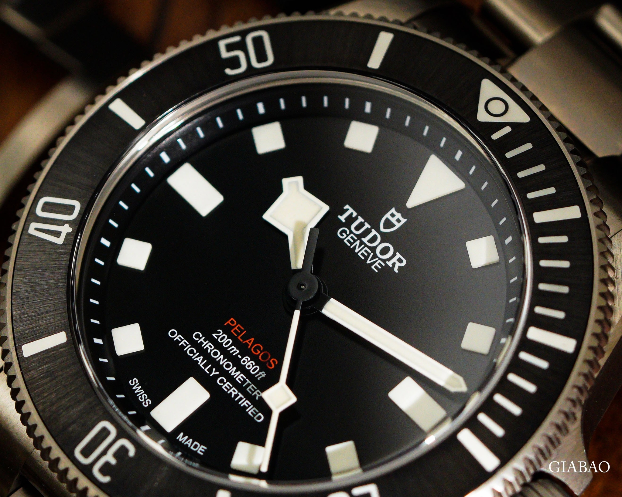 Cận cảnh bezel gốm chải tia và mặt số Tudor Pelagos 39