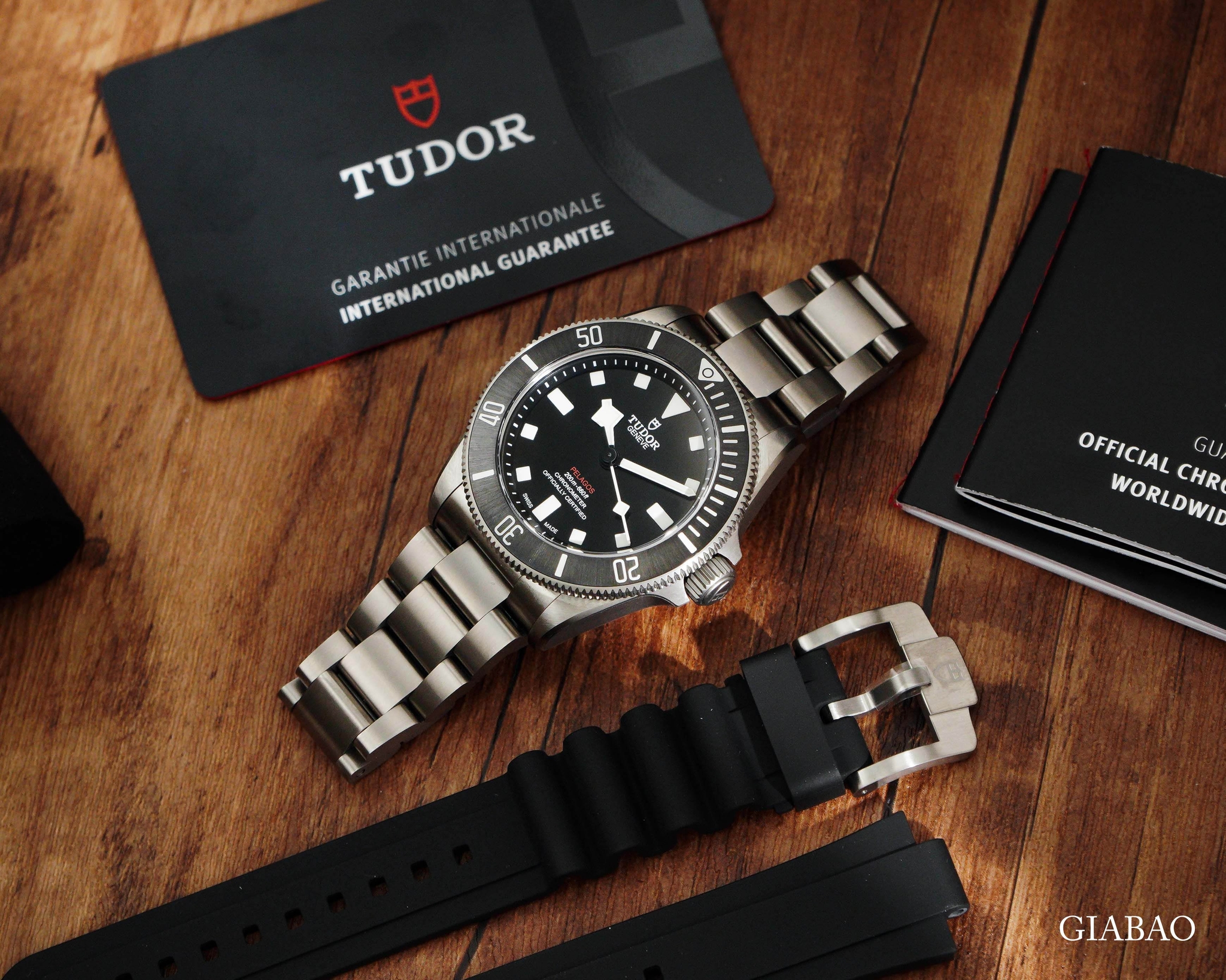 Bộ Tudor Pelagos 39 gồm đồng hồ, dây titan, dây cao su và giấy tờ