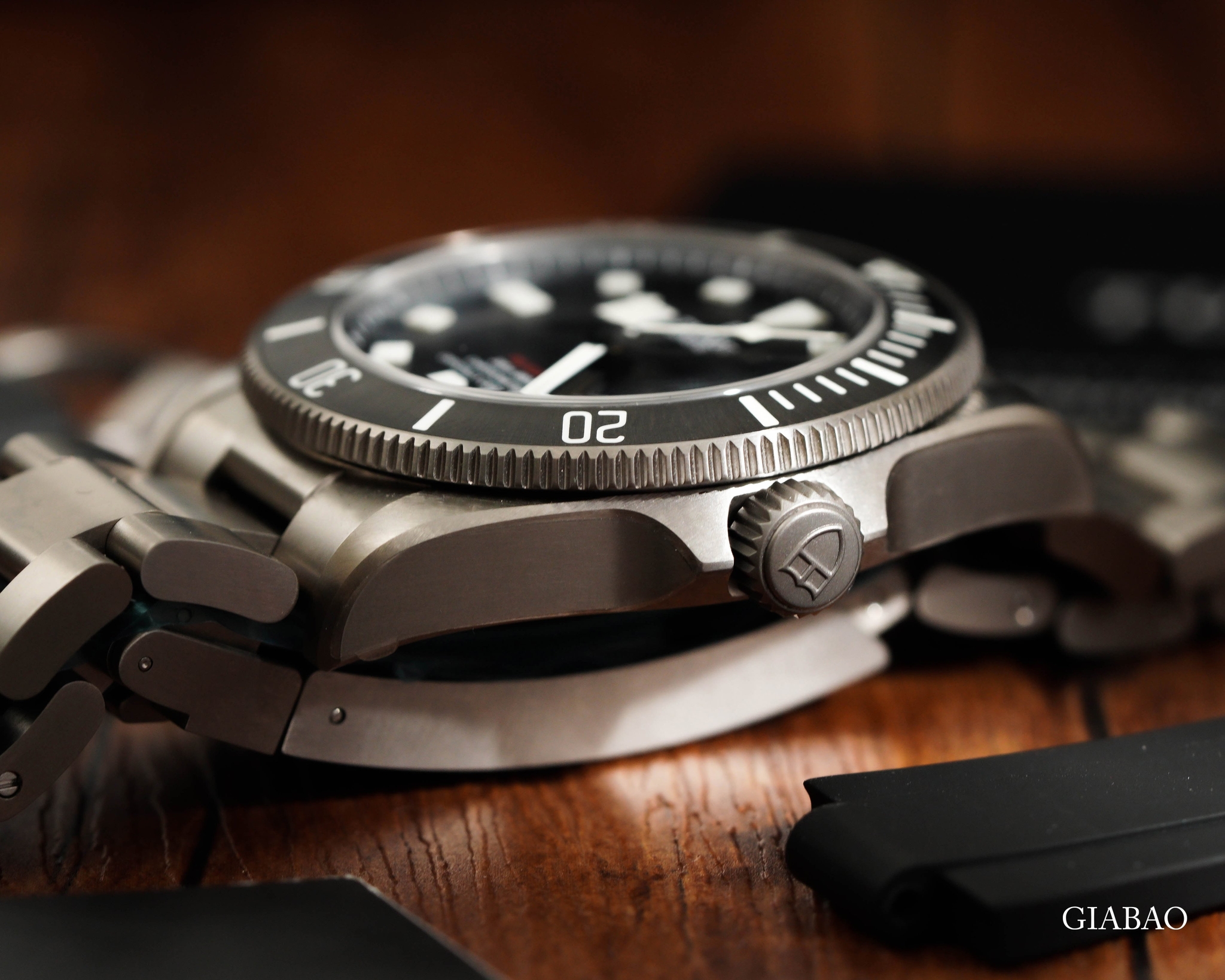 Cạnh vỏ, núm vặn và bezel Tudor Pelagos 39