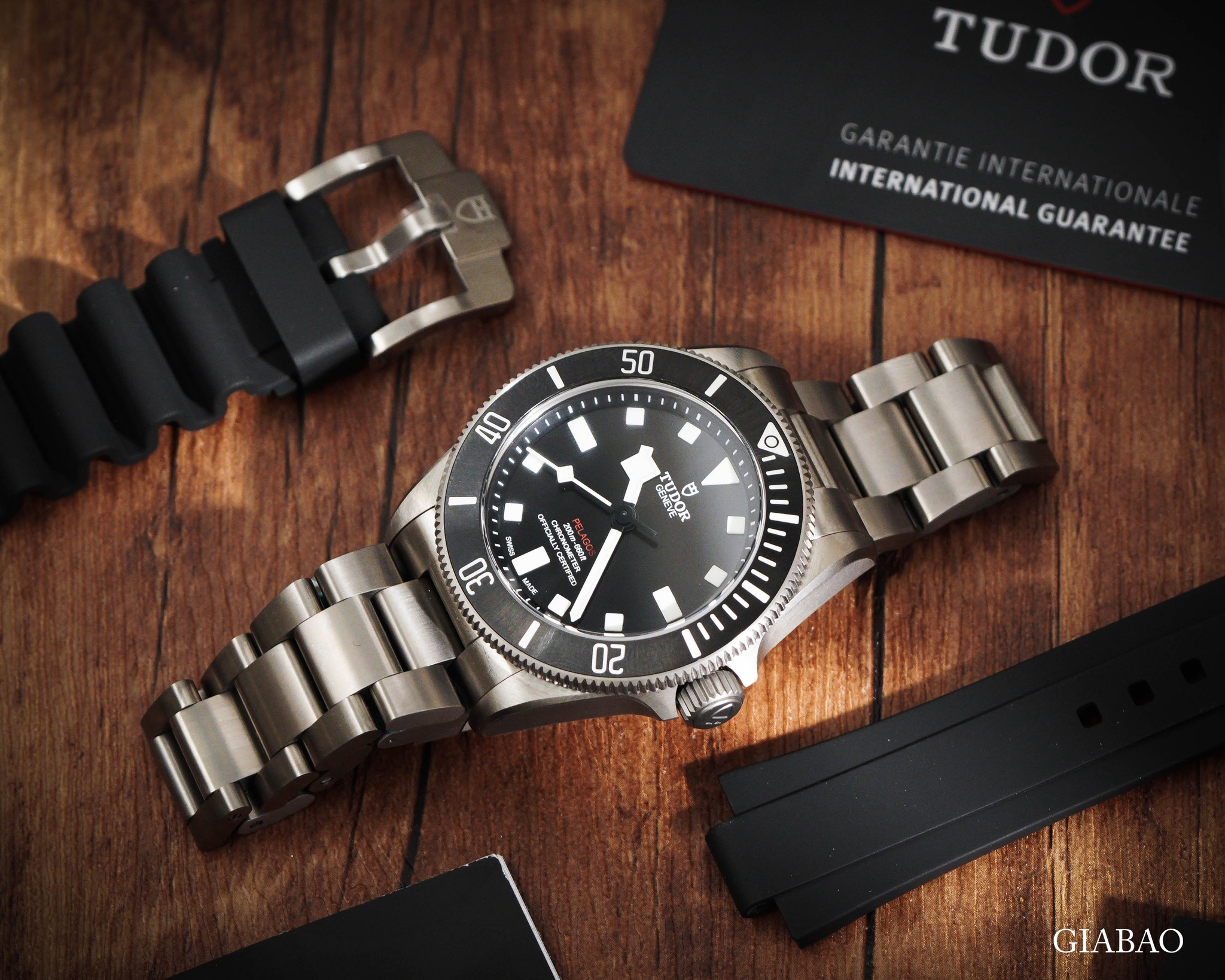 Tudor Pelagos 39 cùng dây titan và dây cao su trong bộ phụ kiện