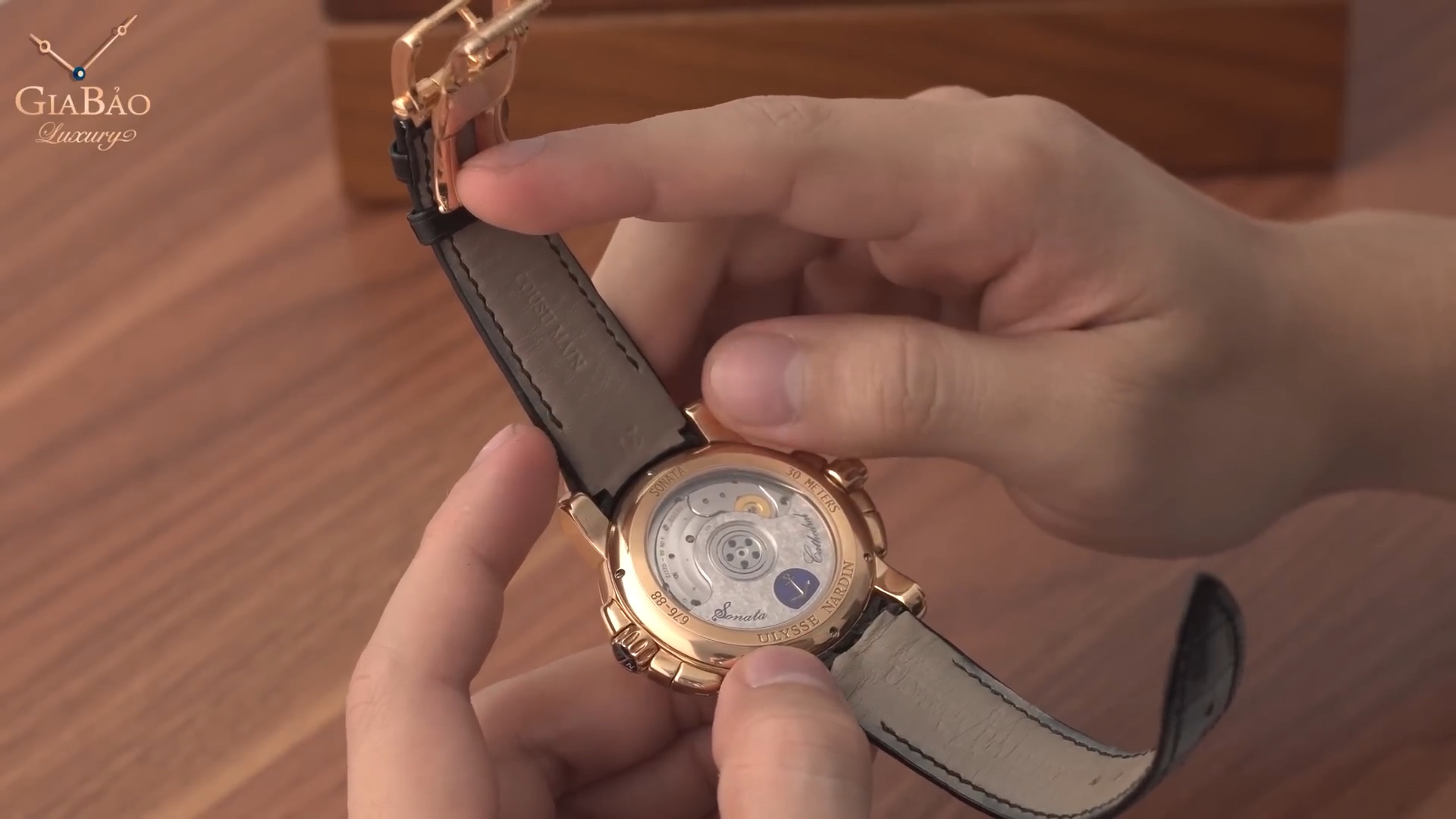 Bộ máy tự động UN-67 nhìn qua đáy sapphire của Ulysse Nardin Sonata