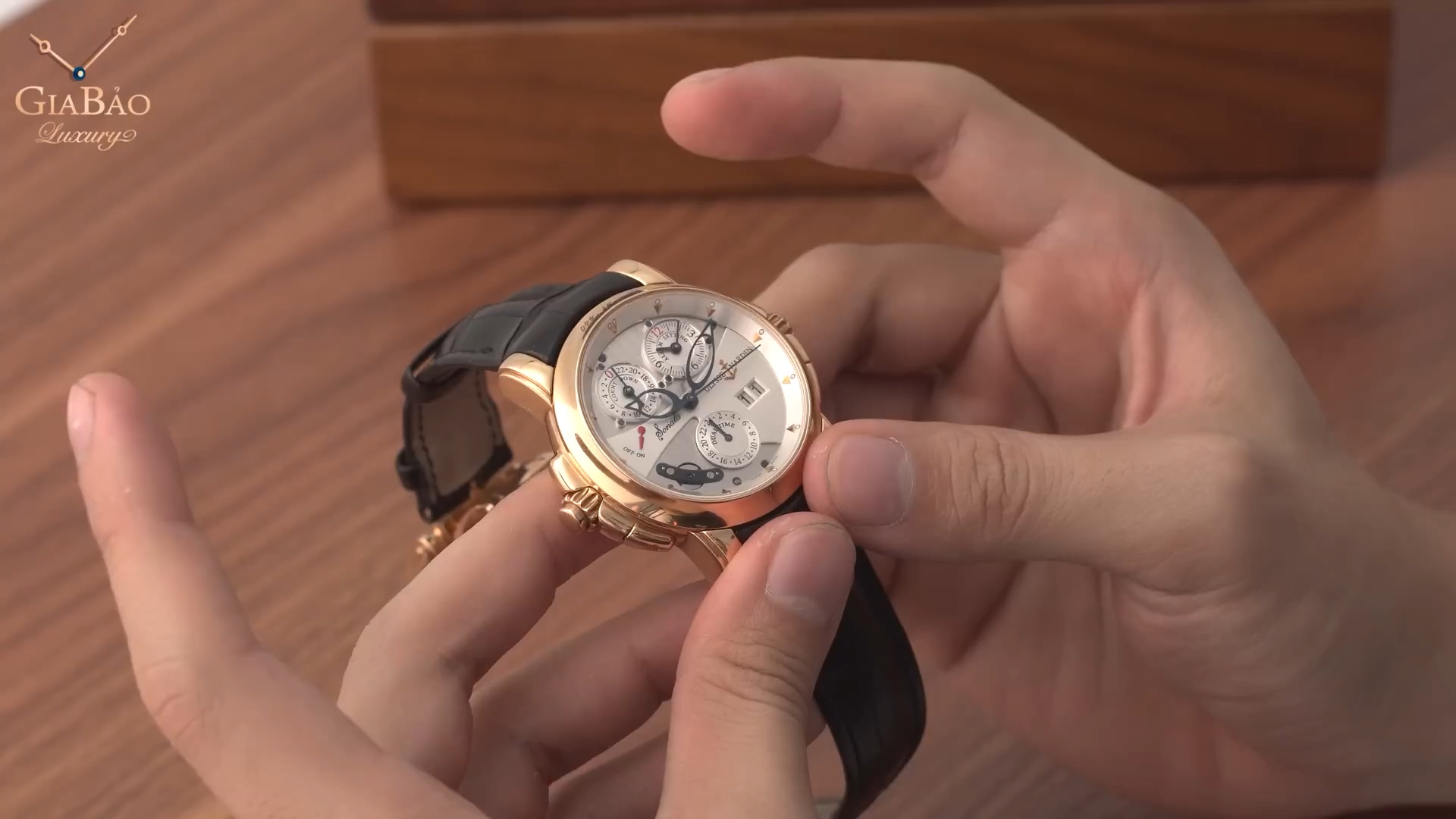 Mặt số Ulysse Nardin Sonata Cathedral với các chỉ báo báo thức và múi giờ thứ hai