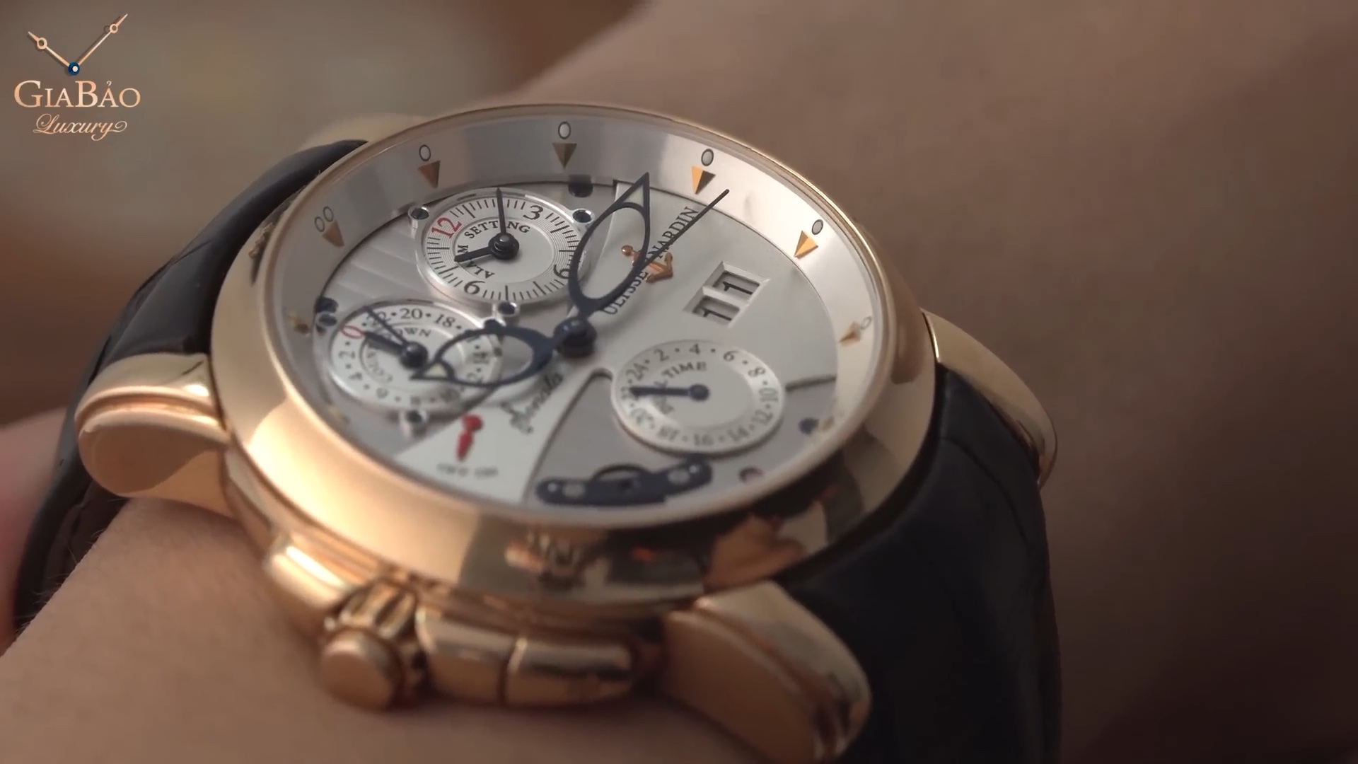 Ulysse Nardin Sonata Cathedral vàng hồng trên cổ tay