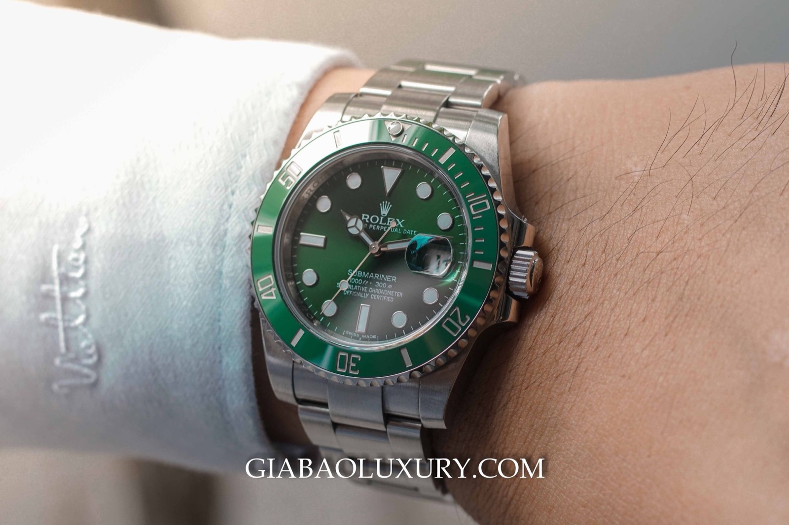 Vành bezel xoay một chiều của Rolex Submariner Date The Hulk 116610LV
