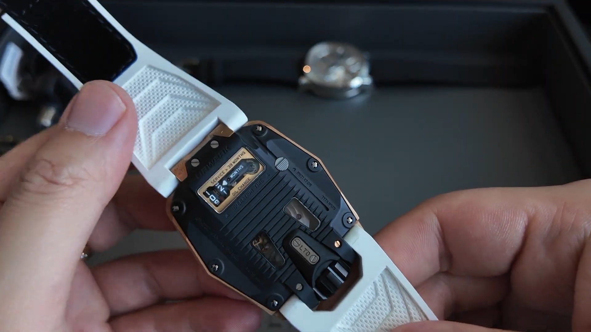 Đáy vỏ titan Urwerk UR-220 với chỉ báo Oil Change Service 39 months