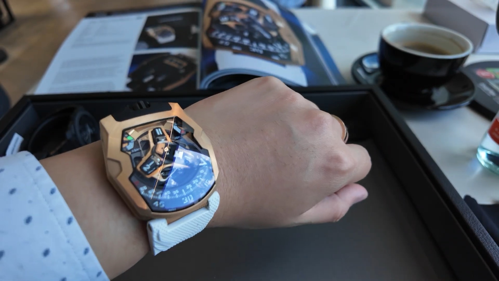 Urwerk UR-220 Miami Vibe đeo ngược, mặt số hướng vào trong cổ tay