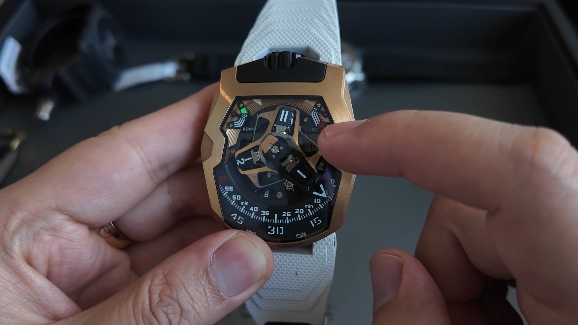 Cận cảnh mặt số vệ tinh 3D wandering hours và kim phút retrograde của Urwerk UR-220